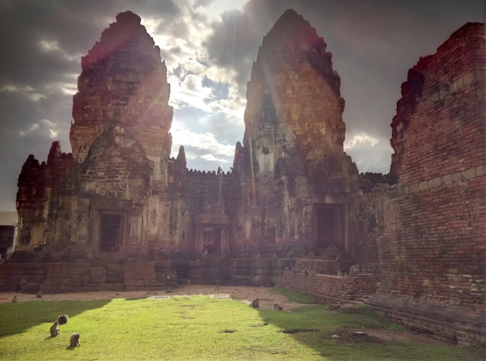 เมืองลิงพระปรางค์สามยอด