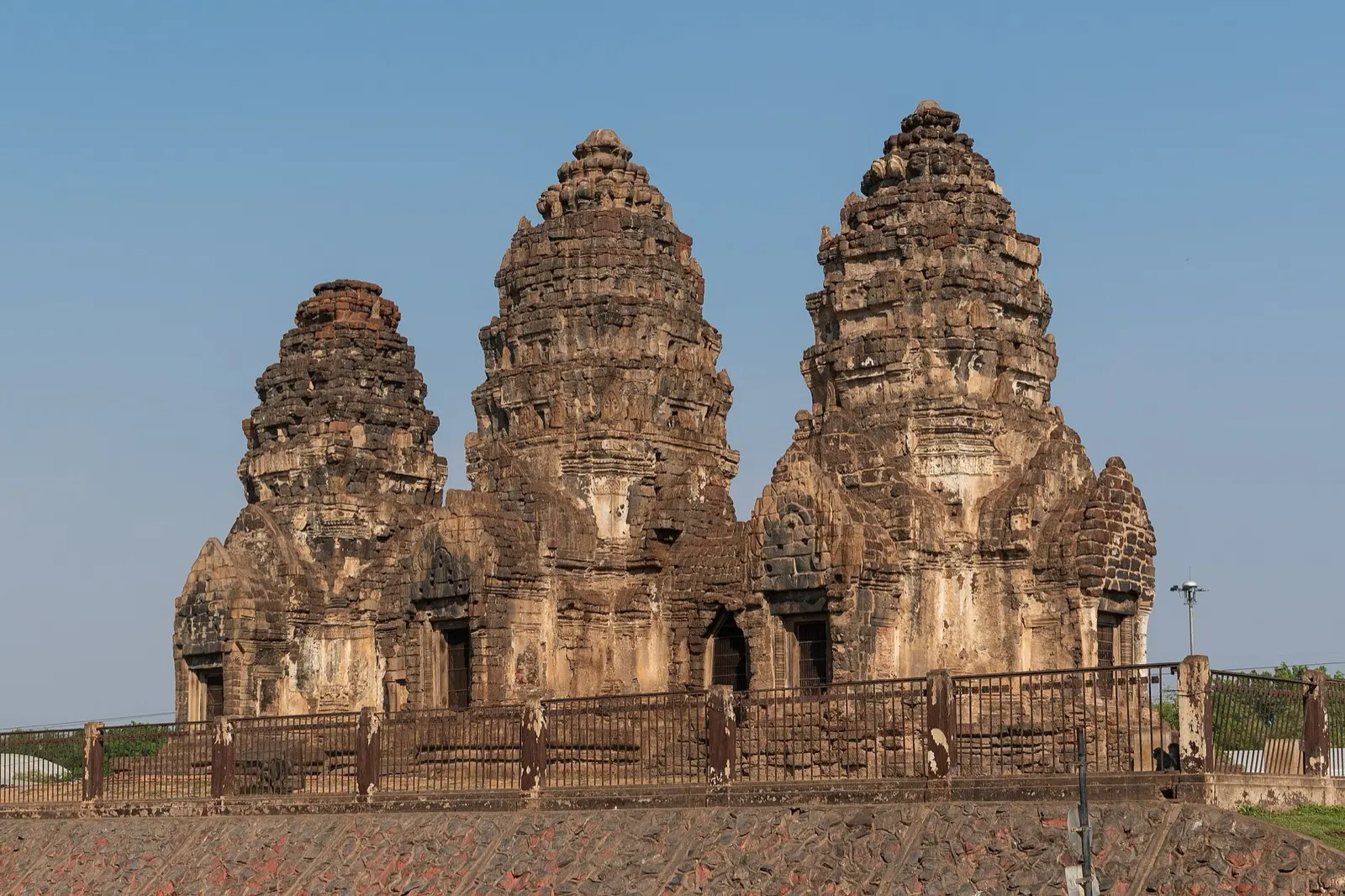 พระปรางค์สามยอด